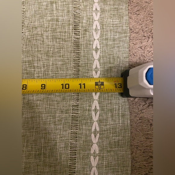 Elegant Green Table Runner - Picture 7 of 7